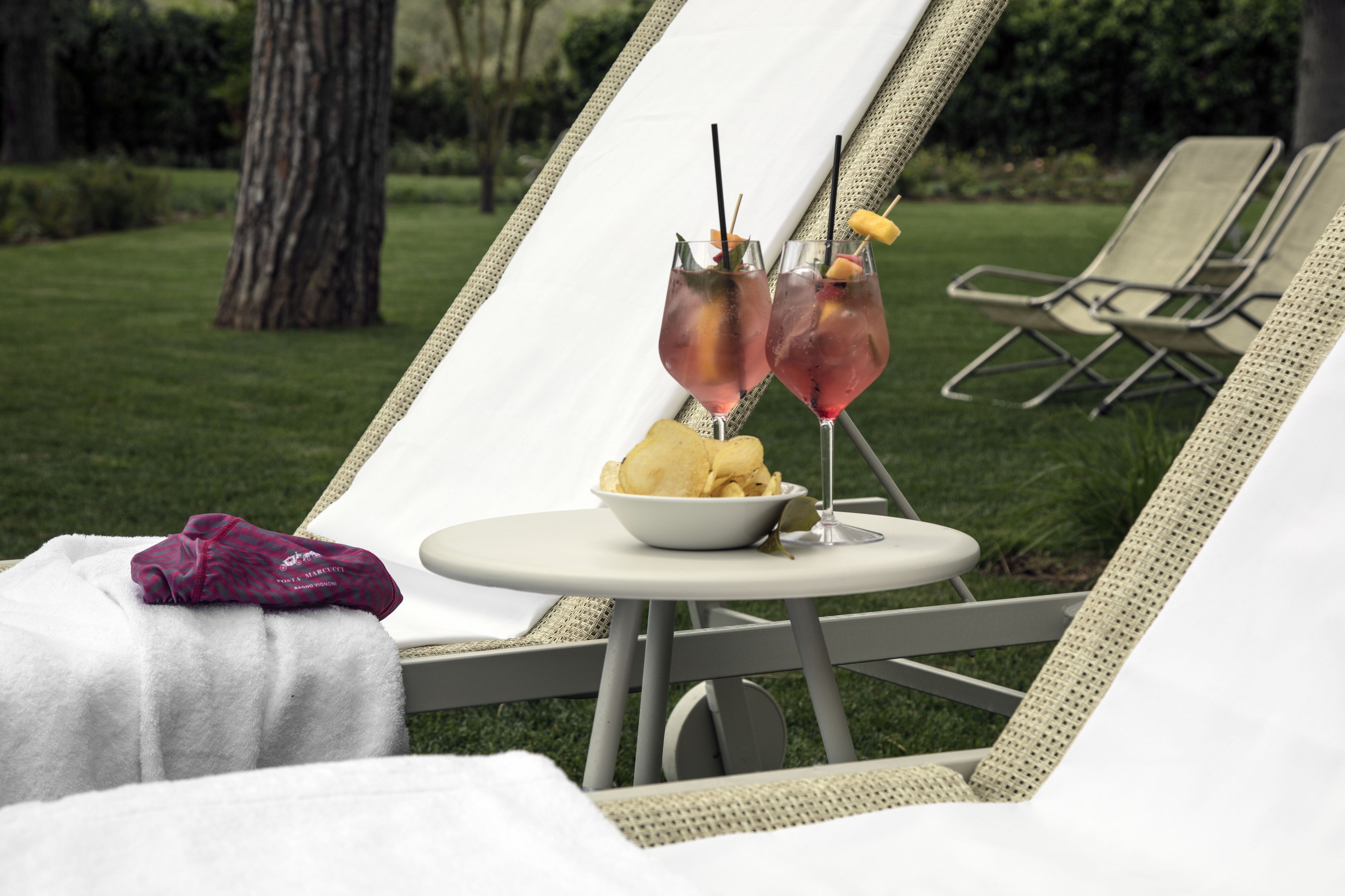 供應午餐和晚餐，當地料理