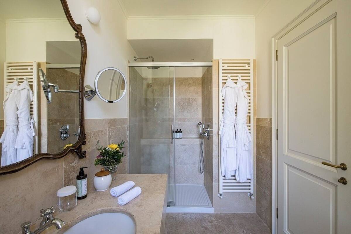 panoramic double room | bathroom | free toiletries, hair dryer, slippers, towels