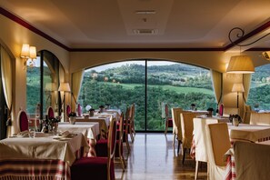 Serveert lunch en diner, lokale gerechten