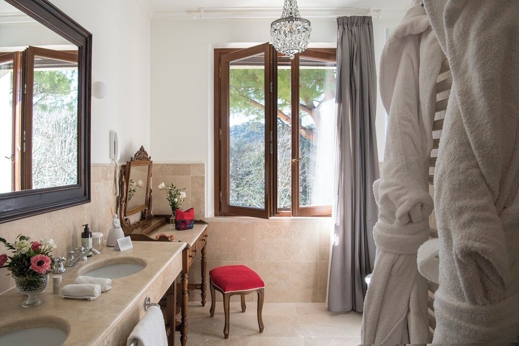 panoramic studio suite | bathroom | free toiletries, hair dryer, slippers, towels