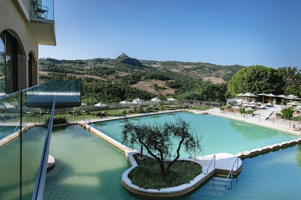 Indoor pool, 2 outdoor pools