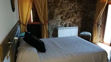 Tweepersoonskamer (Vilanova) | Luxe beddengoed, individueel gedecoreerd, individueel gemeubileerd