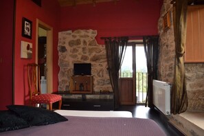 Family Apartment, 1 Bedroom, Kitchen (Alcazar) | Premium bedding, individually decorated, individually furnished - Alcázar Milmanda (Celanova)