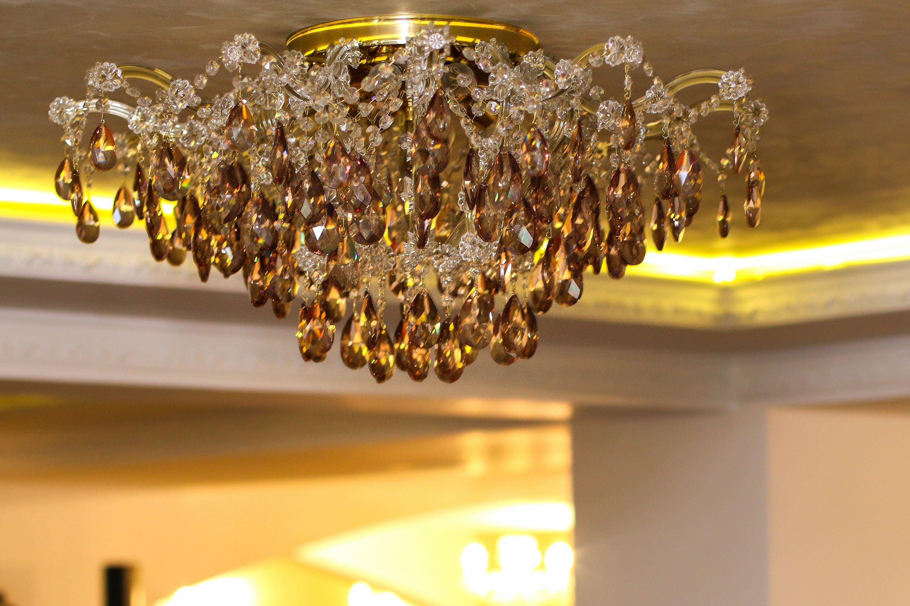Un candelabro con múltiples niveles de adornos de cristal.