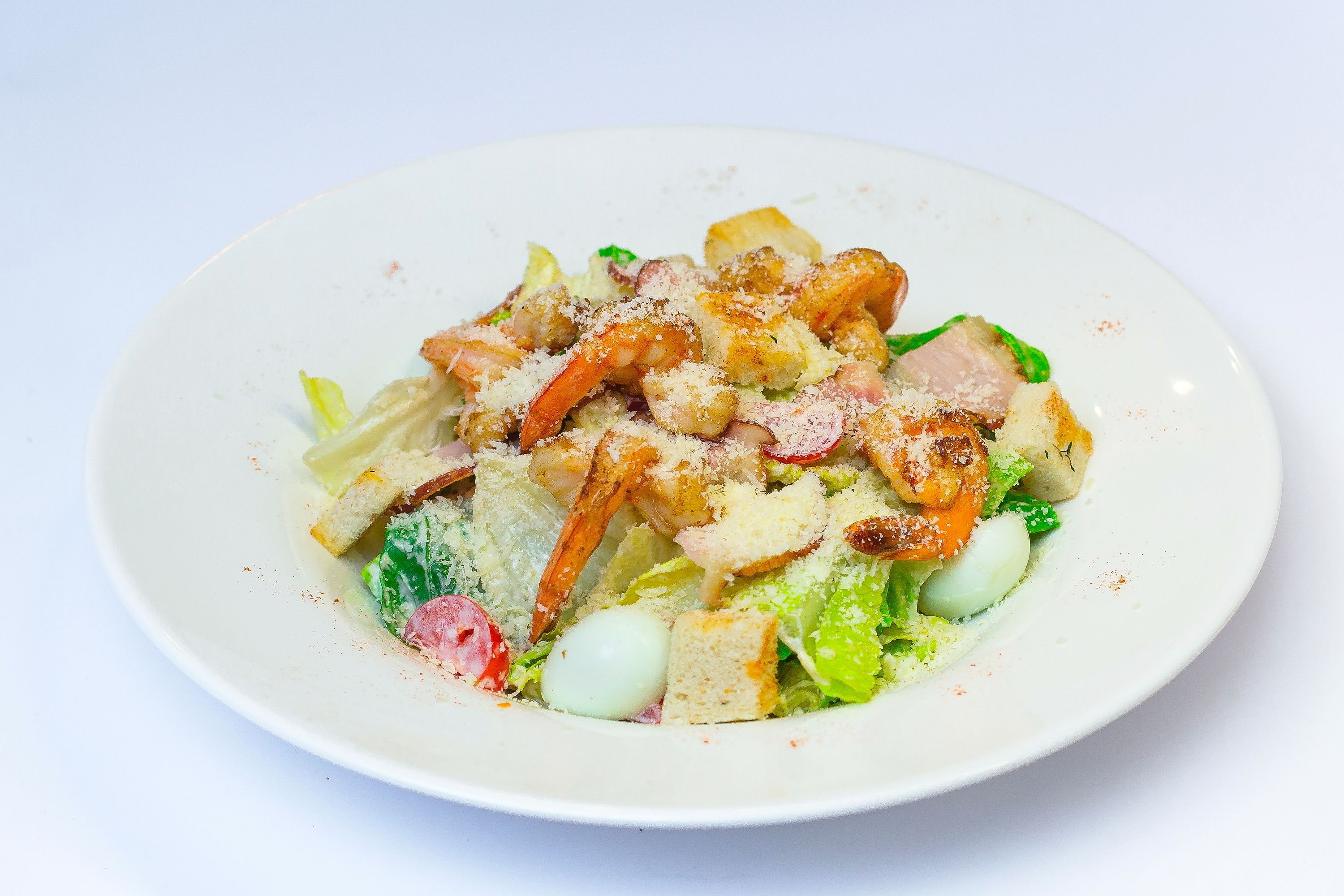 Un plato de comida con diversos ingredientes.