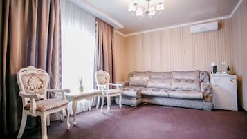 Deluxe Room, 1 Bedroom | Living area | Flat-screen TV