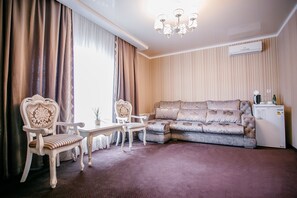 Deluxe Room, 1 Bedroom | Living area | Flat-screen TV