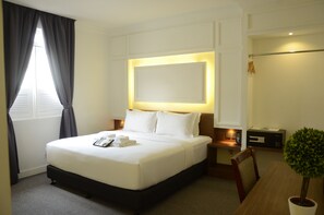デラックス ルーム キングベッド 1 台 | セーフティボックス (室内)、デスク、アイロン / アイロン台、WiFi (無料)