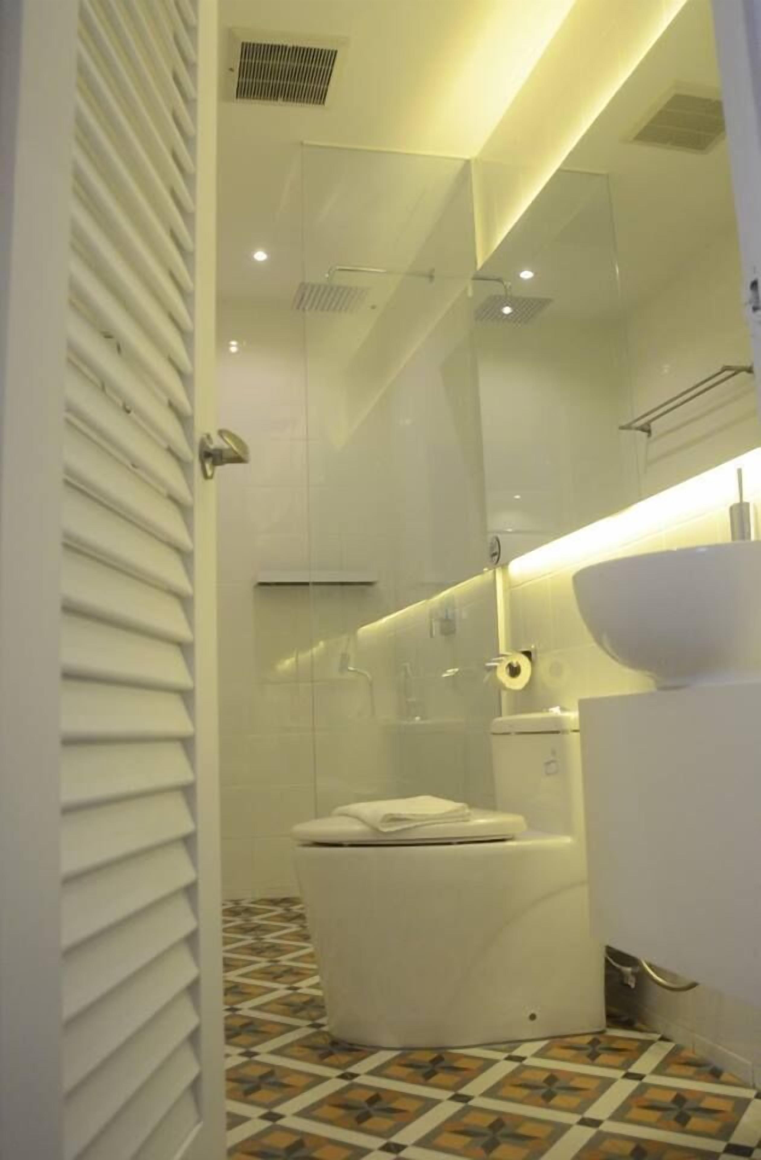 shower, free toiletries, hair dryer, bidet