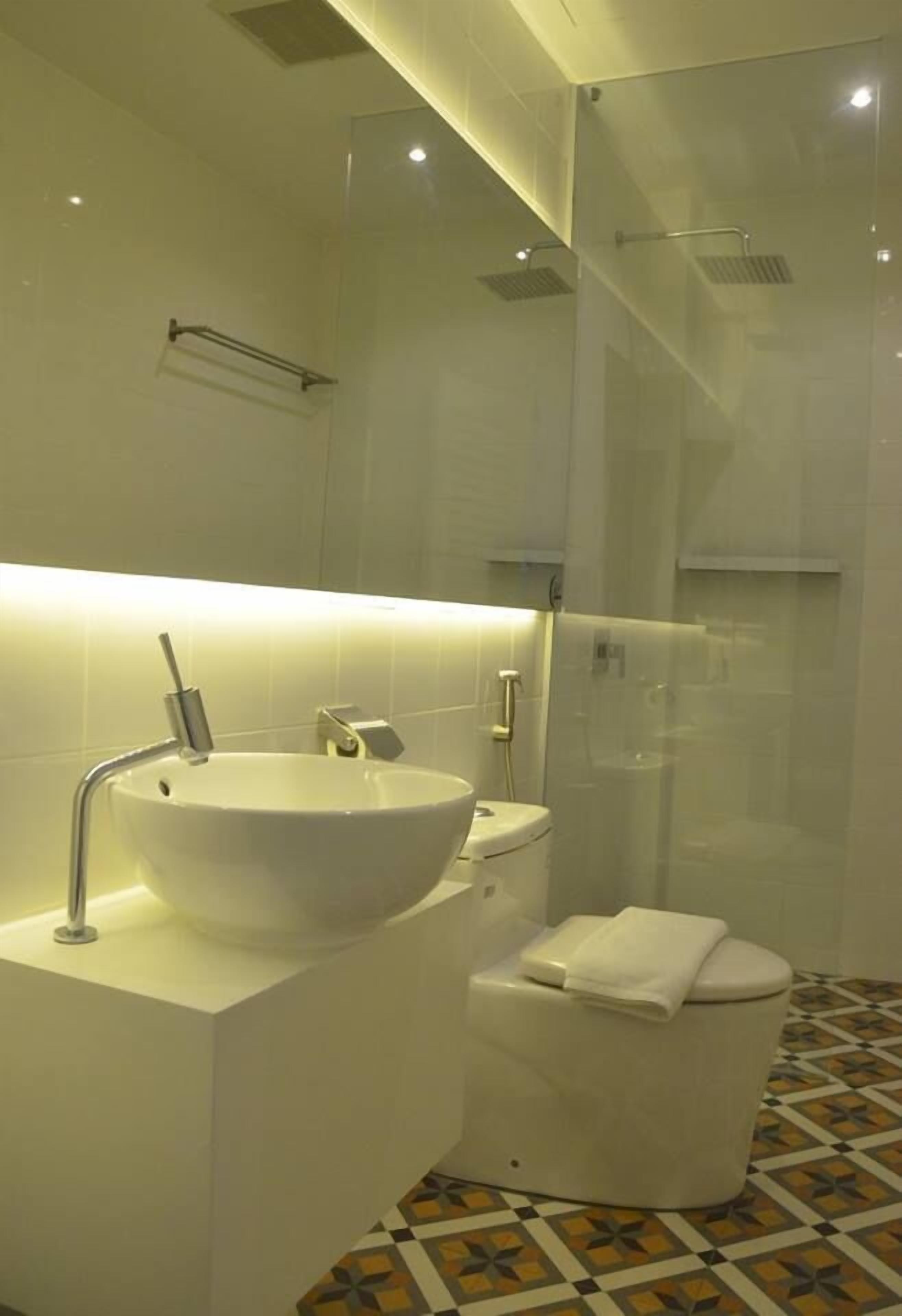 shower, free toiletries, hair dryer, bidet