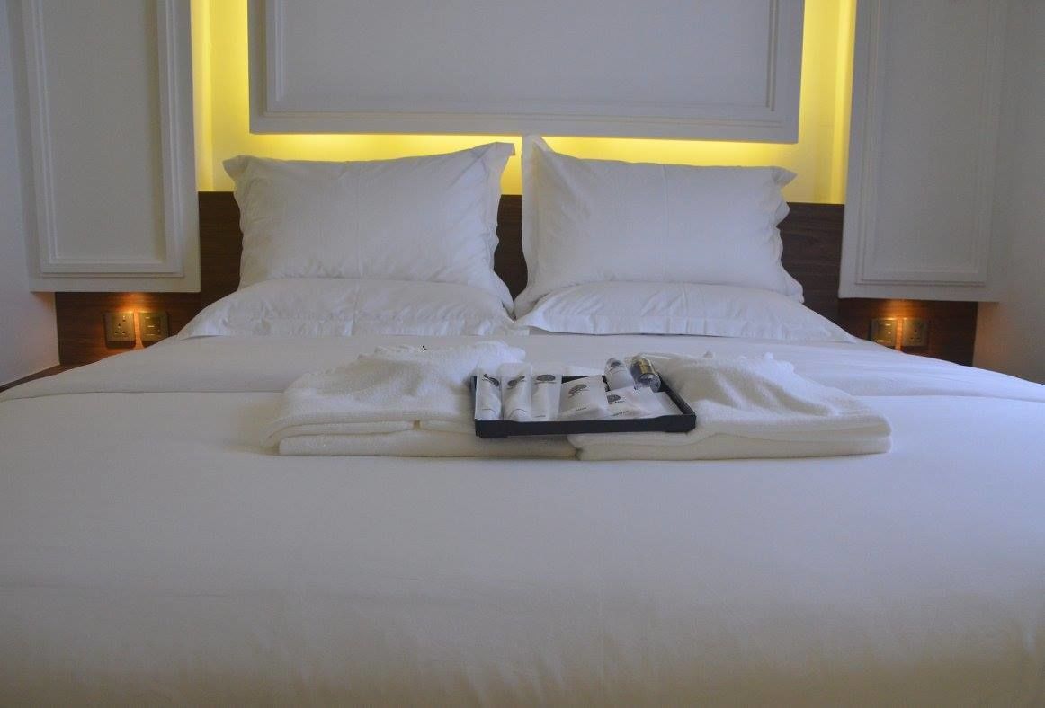 deluxe room, 1 king bed | in-room safe, desk, iron/ironing board, free wifi