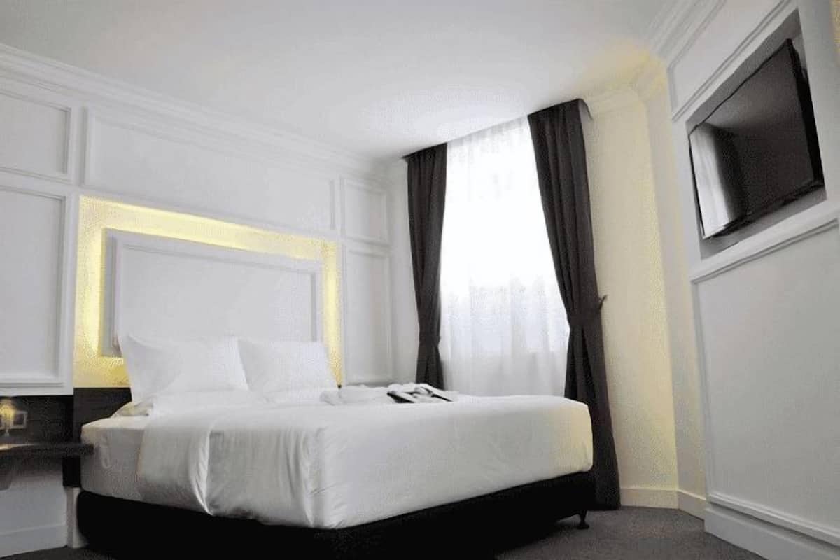 In-room safe, desk, iron/ironing board, free WiFi