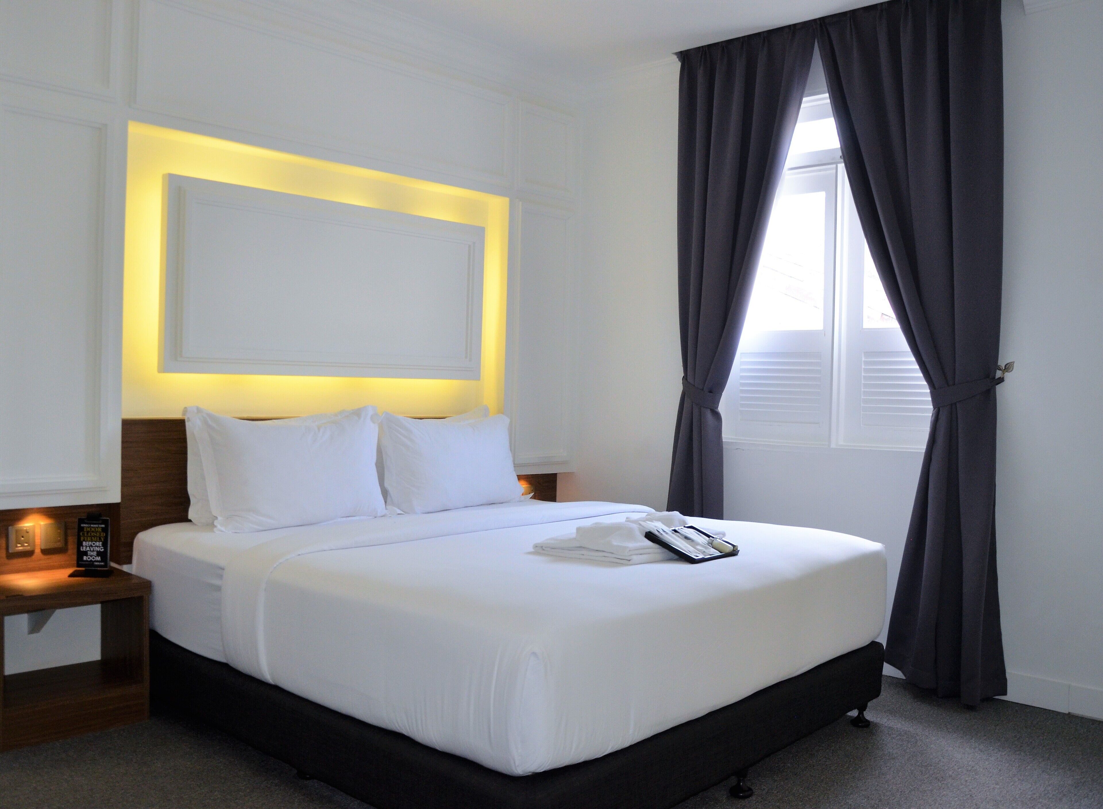 deluxe room, 1 king bed | in-room safe, desk, iron/ironing board, free wifi