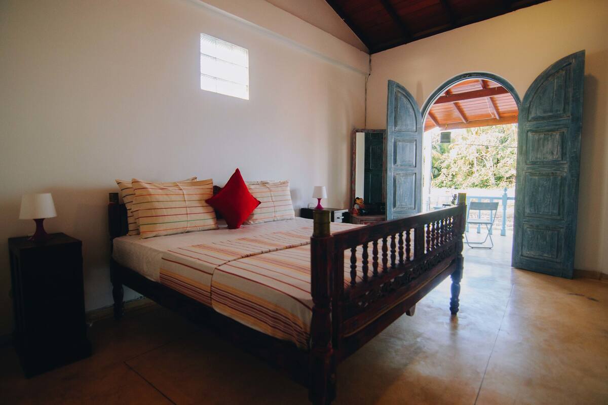 Luxury Double Room, 1 Queen Bed, Non Smoking, Sea View | 1 bedroom, in-room safe, desk, laptop workspace