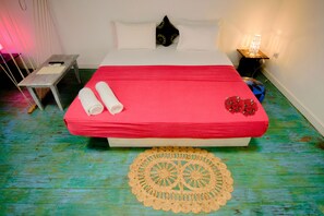 Standard Double Room, 1 Queen Bed, Non Smoking | 1 bedroom, in-room safe, individually decorated, individually furnished - Antic Guesthouse (Galle)