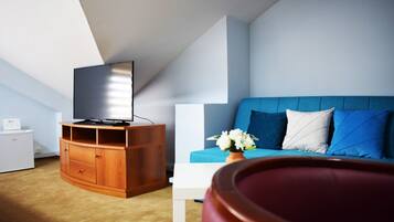 Klassieke vierpersoonskamer | Een minibar, een bureau, gratis wifi, beddengoed