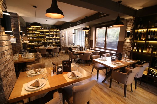 Hotel Aristocrat & Fish Restaurant