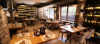 Hotel Aristocrat & Fish Restaurant