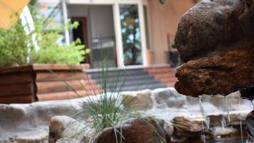 Breakfast, lunch, dinner served; local and international cuisine