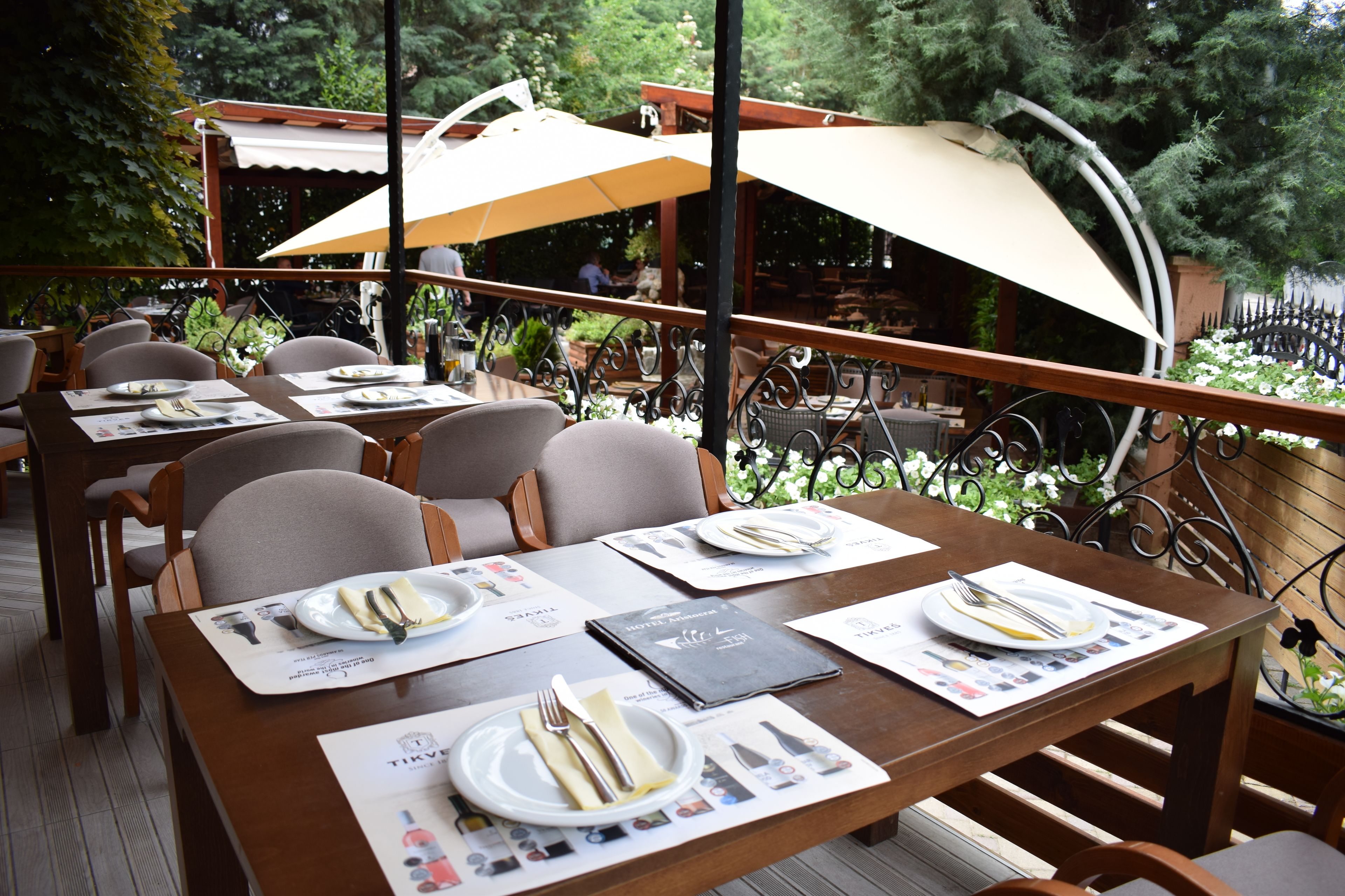 Breakfast, lunch, dinner served; local and international cuisine 