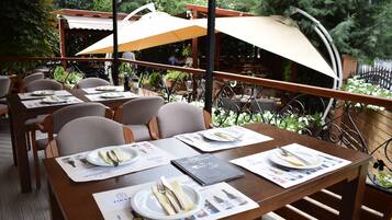 Breakfast, lunch, dinner served; local and international cuisine