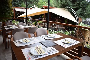 Breakfast, lunch, dinner served; local and international cuisine