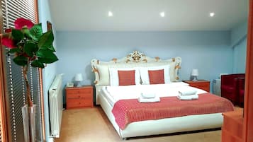 Deluxe vierpersoonskamer | Een minibar, een bureau, gratis wifi, beddengoed