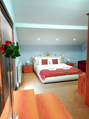 Deluxe Quadruple Room | Minibar, desk, free WiFi, bed sheets