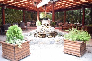 Se sirven desayunos, almuerzos, cenas y cocina local e internacional 