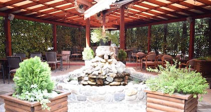 Hotel Aristocrat & Fish Restaurant