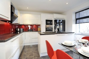 Private kitchen | Fridge, microwave, stovetop, coffee/tea maker