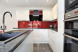 Private kitchen | Fridge, microwave, stovetop, coffee/tea maker