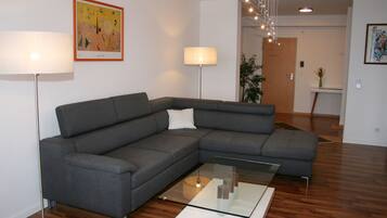 Ferienwohnung | Hochwertige Bettwaren, Schreibtisch, Bügeleisen/Bügelbrett