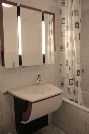 Holiday Home | Premium bedding, desk, iron/ironing board, free WiFi