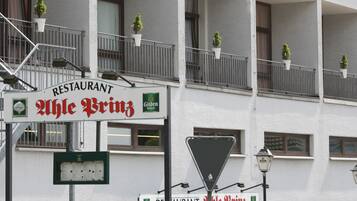 Holiday Home | Premium bedding, desk, iron/ironing board, free WiFi