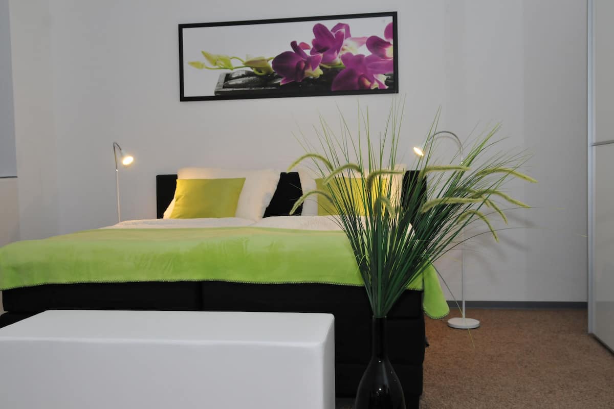 Premium bedding, desk, iron/ironing board, free WiFi