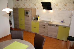 Holiday Home | Premium bedding, desk, iron/ironing board, free WiFi - Gästehaus beim Prinz (Kuerten)