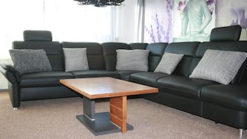 Familienzimmer | Wohnbereich | Flachbildfernseher