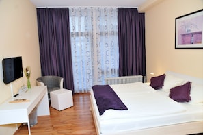 Ropa de cama de alta calidad y escritorio