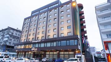 Vista frontal de la propiedad