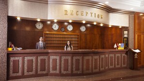 Un comptoir d’accueil avec des horloges indiquant l’heure à Washington, Berlin, Ankara et Tokyo.
