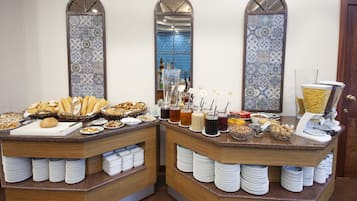 2 restaurantes, se sirven desayunos, comidas y cocina internacional