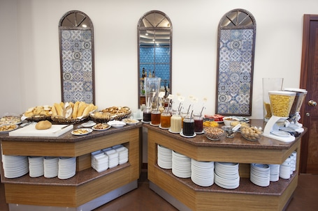2 restaurants, breakfast, lunch, dinner served; international cuisine