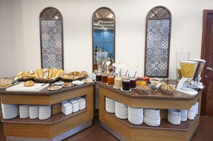 2 restaurantes; se sirve desayuno, almuerzo y cena; cocina internacional