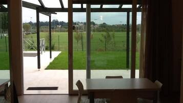 Een kluis op de kamer, een strijkplank/strijkijzer, gratis wifi