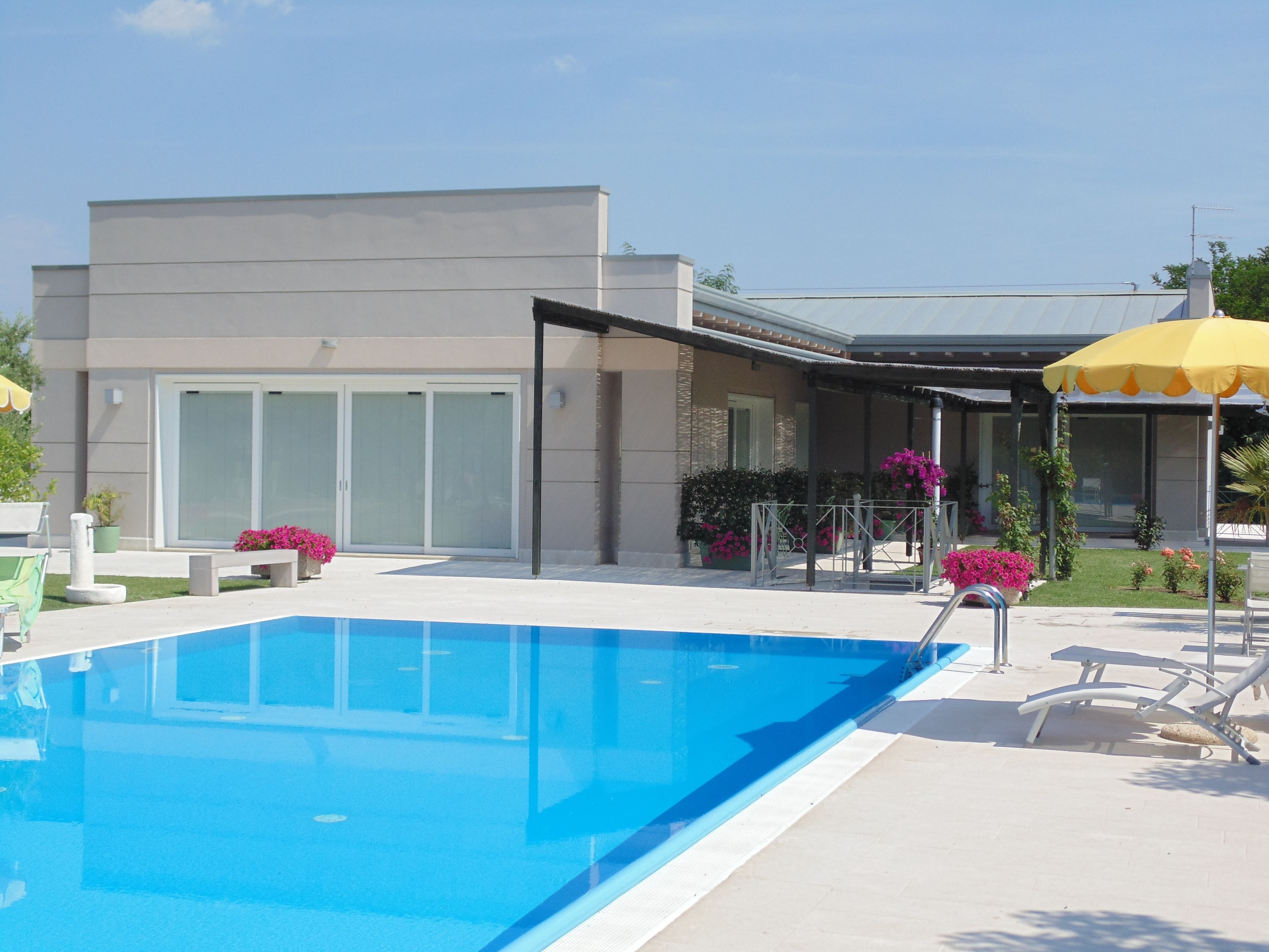 Outdoor pool, pool umbrellas, sun loungers