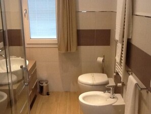 Studio | Bathroom | Shower, rainfall showerhead, free toiletries, hair dryer