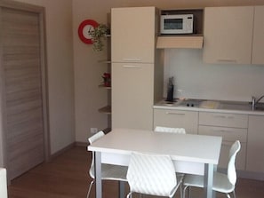 Studio | Essbereich im Zimmer