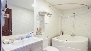 Suite City | Baño | Artículos de higiene personal gratuitos, secador de pelo y albornoces