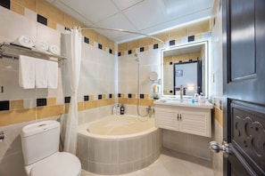 家庭客房 | 浴室 | 免費梳洗用品、風筒、浴袍、拖鞋